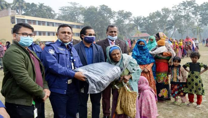 যশোরে পুলিশের কম্বল বিতরণ