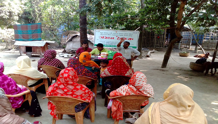 ঝিকরগাছায় সুবিধাবঞ্চিত মহিলাদের নিয়ে উঠান বৈঠক