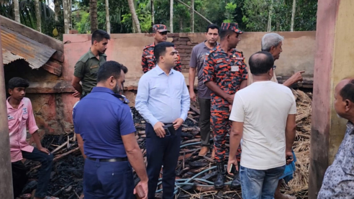 নাট্যশিল্পী প্রশান্ত হালদারের গ্রামের বাড়িতে আগুন নাট্যশিল্পী প্রশান্ত হালদারের গ্রামের বাড়িতে আগুন