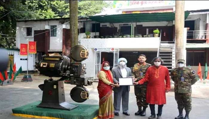 জবিকে সেনাবাহিনীর প্রধানের প্রজেক্টর হস্তান্তর