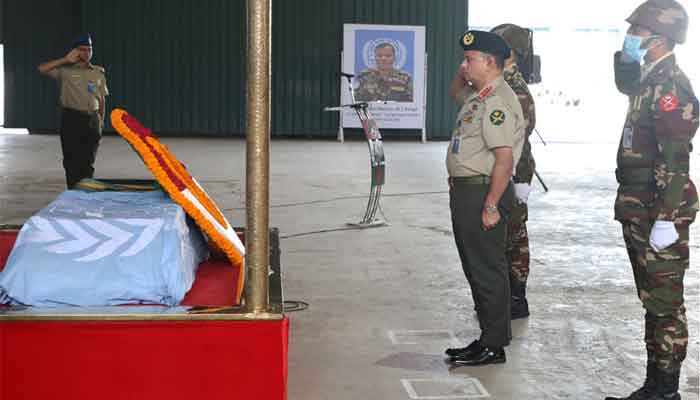 কেনিয়ায় মৃত শান্তিরক্ষীর প্রতি শ্রদ্ধা : ঢাকা সেনানিবাসে জানাজা