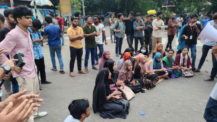 এখনো কাকরাইল মোড়ে সড়কে অবস্থান জগন্নাথ বিশ্ববিদ্যালয়ের শিক্ষার্থীদের এখনো কাকরাইল মোড়ে সড়কে অবস্থান জগন্নাথ বিশ্ববিদ্যালয়ের শিক্ষার্থীদের
