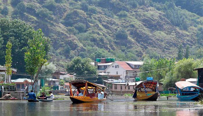 পর্যটকদের জন্য খুলছে কাশ্মীরের দরজা