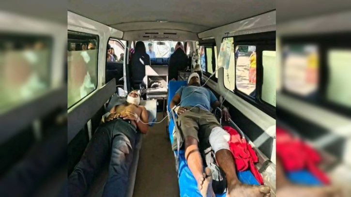 কেওক্রাডং সড়কে চাঁদের গাড়ি উল্টে ১১ পর্যটক আহত