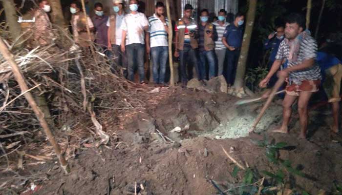নিজ বাড়ির পাশ থেকে মাটি খুঁড়ে বাবা-মা ও ছেলের লাশ উদ্ধার নিজ বাড়ির পাশ থেকে মাটি খুঁড়ে বাবা-মা ও ছেলের লাশ উদ্ধার