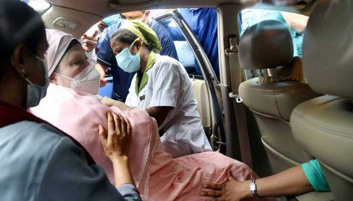 টিকা নেওয়ার পর খালেদা জিয়ার শরীরে জ্বর টিকা নেওয়ার পর খালেদা জিয়ার শরীরে জ্বর