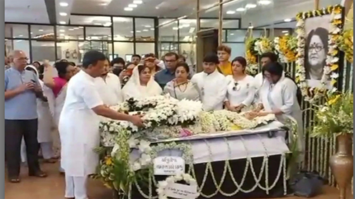 প্রয়াত সংগীতশিল্পী কল্যাণী কাজীকে শেষ শ্রদ্ধা প্রয়াত সংগীতশিল্পী কল্যাণী কাজীকে শেষ শ্রদ্ধা