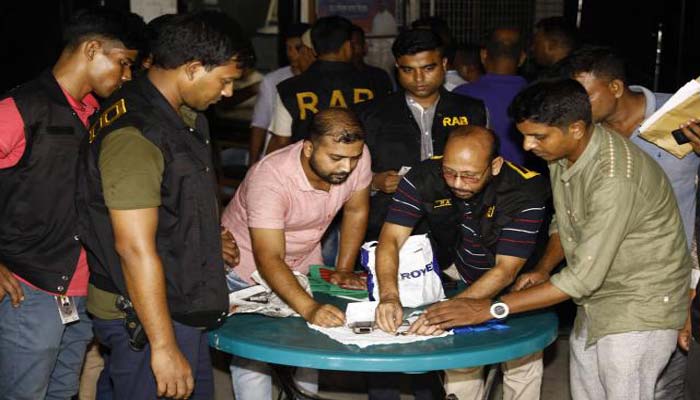 কলাবাগান ক্রীড়াচক্র থেকে পিস্তল-ইয়াবা উদ্ধার : আটক ৫