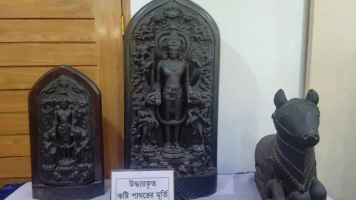 রাজধানীতে কষ্টিপাথরের ৩ মূর্তিসহ গ্রেপ্তার ৪ রাজধানীতে কষ্টিপাথরের ৩ মূর্তিসহ গ্রেপ্তার ৪