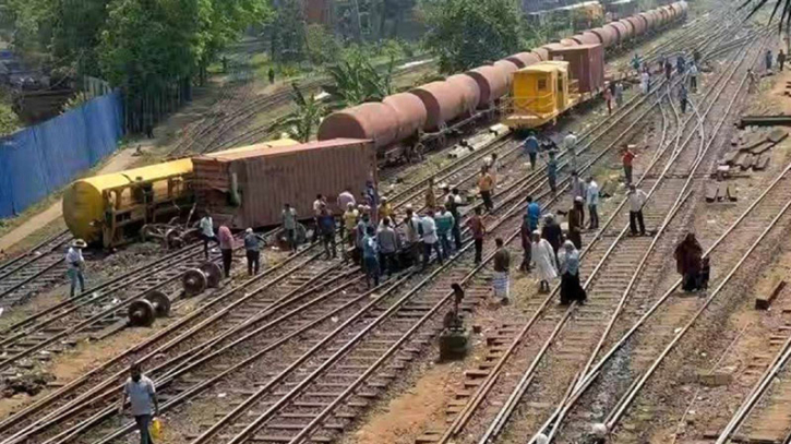 কমলাপুর রেলস্টেশনে কনটেইনারবাহী ট্রেনের বগি লাইনচ্যুত কমলাপুর রেলস্টেশনে কনটেইনারবাহী ট্রেনের বগি লাইনচ্যুত