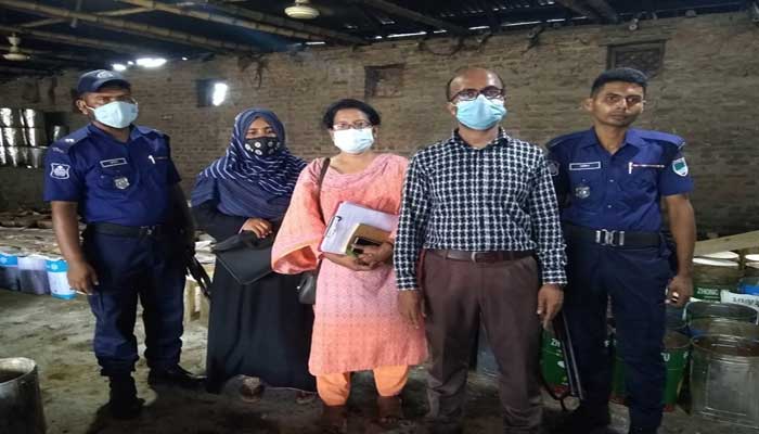 ভেজাল গুড়ের কারখানায় ভোক্তা অধিকারের অভিযান! জরিমানা আড়াই লাখ ভেজাল গুড়ের কারখানায় ভোক্তা অধিকারের অভিযান! জরিমানা আড়াই লাখ