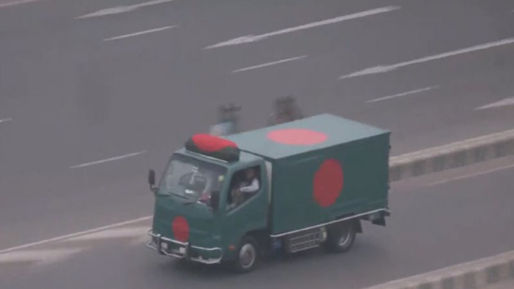 লাল-সবুজের পতাকা মোড়ানো অ্যাম্বুলেন্সে খালেদা জিয়ার মরদেহ : নেয়া হচ্ছে গুলশানে