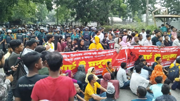 বৃষ্টিতে ভিজেই বেতনের দাবিতে পোশাকশ্রমিকদের বিক্ষোভ বৃষ্টিতে ভিজেই বেতনের দাবিতে পোশাকশ্রমিকদের বিক্ষোভ