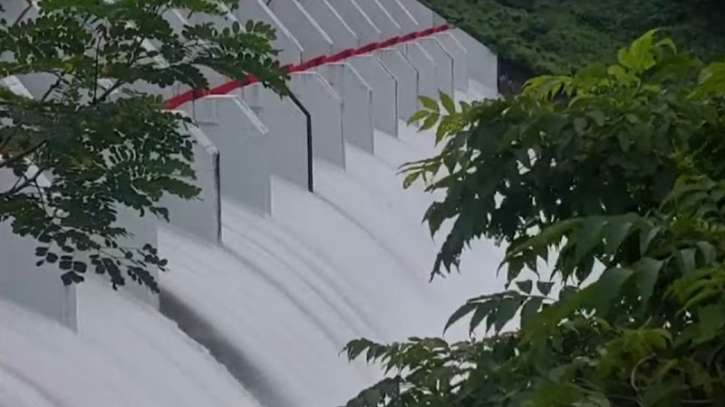 কাপ্তাই হ্রদের পানি বিপৎসীমার ওপরে : খুলে দেয়া হলো ১৬টি জলকপাট