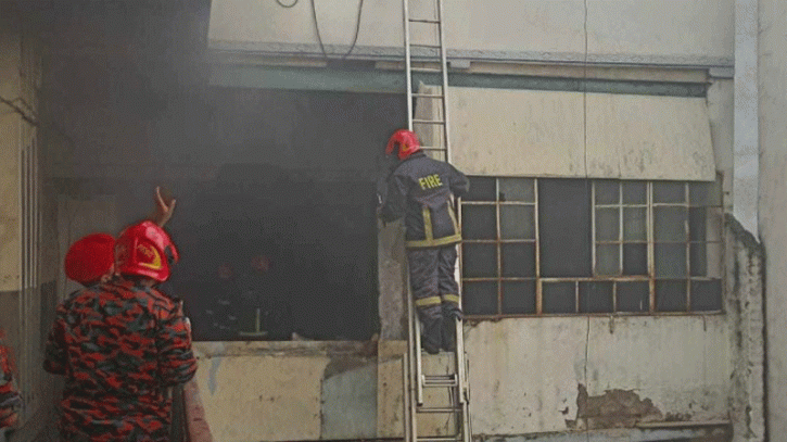 লালবাগে মিষ্টির দোকানে আগুন, নিয়ন্ত্রণে ৯ ইউনিট লালবাগে মিষ্টির দোকানে আগুন, নিয়ন্ত্রণে ৯ ইউনিট