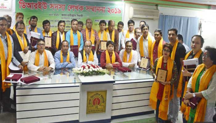 ৪১ লেখক পেলেন ডিআরইউ সম্মাননা ৪১ লেখক পেলেন ডিআরইউ সম্মাননা