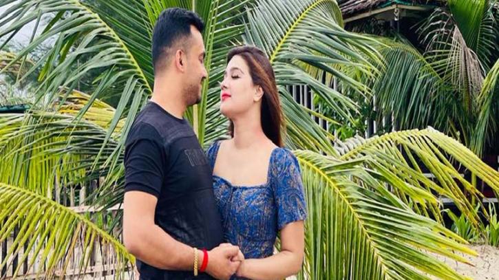 মাহি ও তার স্বামীর বিরুদ্ধে পুলিশের মামলা মাহি ও তার স্বামীর বিরুদ্ধে পুলিশের মামলা