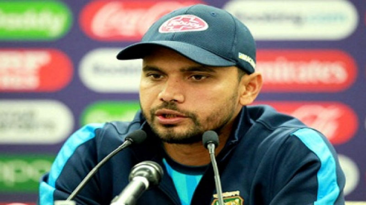 ম্যাচ হারায় আম্পায়ারদের দুষলেন মাশরাফি ম্যাচ হারায় আম্পায়ারদের দুষলেন মাশরাফি