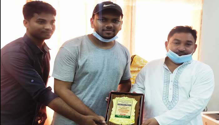 ত্রিশাল পৌর মেয়রকে সম্মাননা জানালো সঞ্জীবন ত্রিশাল পৌর মেয়রকে সম্মাননা জানালো সঞ্জীবন