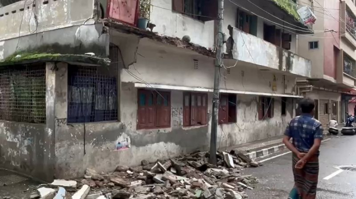 মোহাম্মদপুরে ধসে পড়ল ভবনের একাংশ :ঘটতে পারে বড় বিপর্যয়