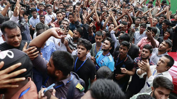 ছয় দাবিতে মাইলস্টোনের শিক্ষার্থীদের বিক্ষোভ ছয় দাবিতে মাইলস্টোনের শিক্ষার্থীদের বিক্ষোভ