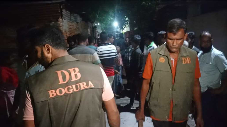 মব তৈরি করে দুই পুলিশ সদস্যকে মাদক ব্যবসায়ীদের হেনস্তা