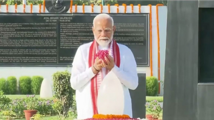 শপথের আগে গান্ধী এবং বাজপেয়ীর স্মৃতিসৌধে মোদির শ্রদ্ধাজ্ঞাপন শপথের আগে গান্ধী এবং বাজপেয়ীর স্মৃতিসৌধে মোদির শ্রদ্ধাজ্ঞাপন