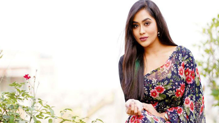 চলচ্চিত্র অনুদান কমিটি থেকে পদত্যাগ করলেন মম