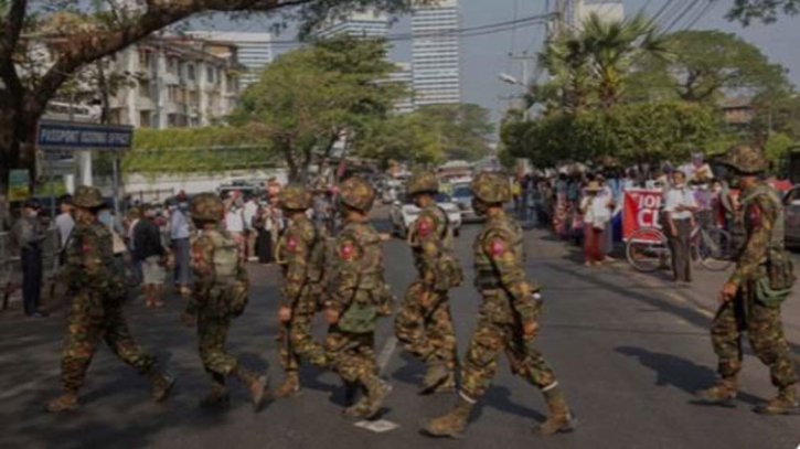 রোহিঙ্গাদের মংডু শহর ছাড়ার নির্দেশ আরাকান আর্মির রোহিঙ্গাদের মংডু শহর ছাড়ার নির্দেশ আরাকান আর্মির