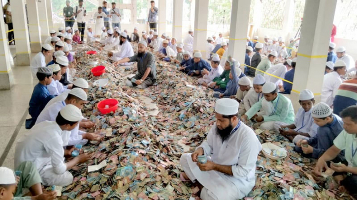পাগলা মসজিদের দানবাক্সে মিলল ২৭ বস্তা টাকা : চলছে গণনা পাগলা মসজিদের দানবাক্সে মিলল ২৭ বস্তা টাকা : চলছে গণনা