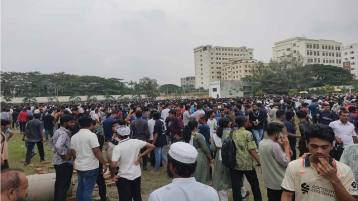 অবরুদ্ধ ২ উপদেষ্টা ও প্রেস সচিবকে বের করতে পুলিশের ব্যাপক উপস্থিতি : অনড় শিক্ষার্থীরা অবরুদ্ধ ২ উপদেষ্টা ও প্রেস সচিবকে বের করতে পুলিশের ব্যাপক উপস্থিতি : অনড় শিক্ষার্থীরা
