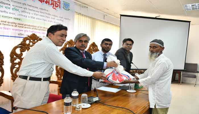 বাকৃবিতে বিনামূল্যে উন্নত জাতের ধান ও সরিষার বীজ বিতরণ বাকৃবিতে বিনামূল্যে উন্নত জাতের ধান ও সরিষার বীজ বিতরণ