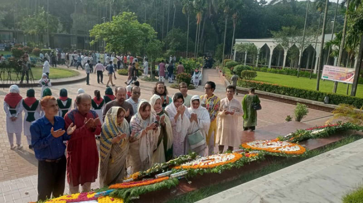 কবির জন্মদিনে সমাধিতে সর্বজনের শ্রদ্ধা