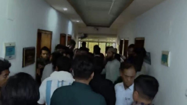 পুলিশ সুপারের কার্যালয়ে অবরুদ্ধ এনসিপির নেতারা পুলিশ সুপারের কার্যালয়ে অবরুদ্ধ এনসিপির নেতারা