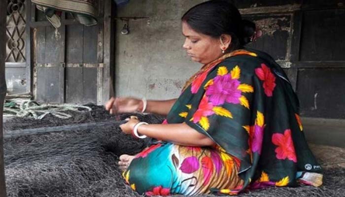 নারীর হাতে তৈরি হচ্ছে জাল : মাছ ধরবে পুরুষ নারীর হাতে তৈরি হচ্ছে জাল : মাছ ধরবে পুরুষ