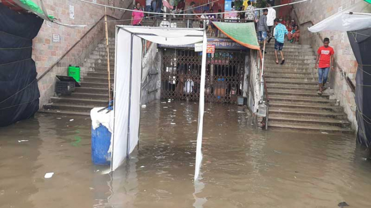 নিউমার্কেটে জলাবদ্ধতা : বেচাকেনা বন্ধ নিউমার্কেটে জলাবদ্ধতা : বেচাকেনা বন্ধ