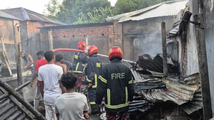 বগুড়ায় আধিপত্য বিস্তারের জেরে ৩ জনকে কুপিয়ে জখম : বাড়িঘরে অগ্নিসংযোগ-লুটপাট বগুড়ায় আধিপত্য বিস্তারের জেরে ৩ জনকে কুপিয়ে জখম : বাড়িঘরে অগ্নিসংযোগ-লুটপাট
