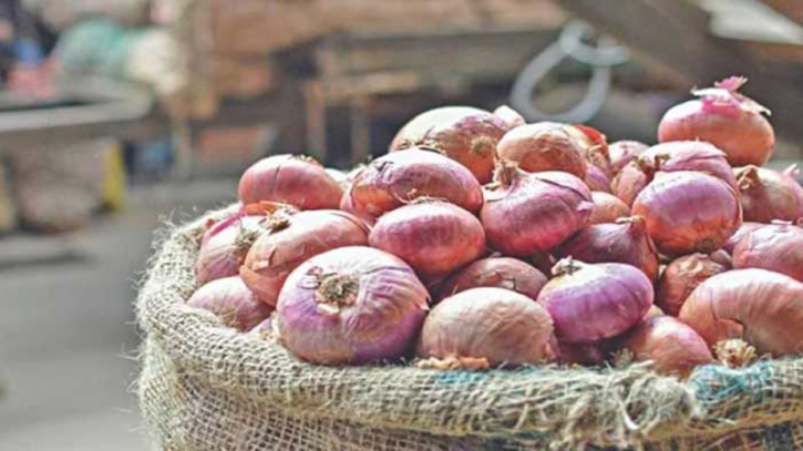 আমদানির ঘোষণাতেই পেঁয়াজের দাম কমল আমদানির ঘোষণাতেই পেঁয়াজের দাম কমল
