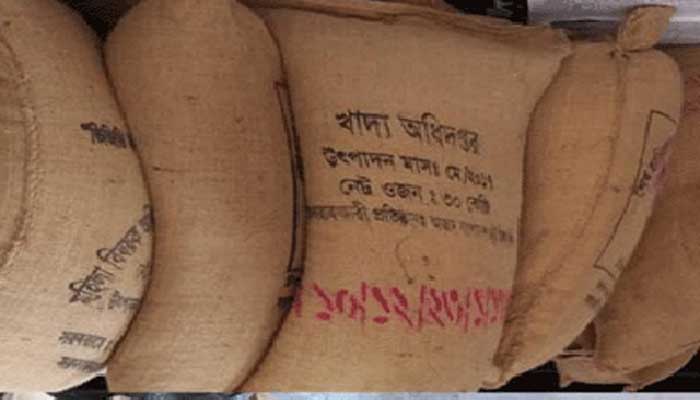 ঝিকরগাছার নাভারণ মেম্বারের বাড়ি থেকে সরকারি চাল উদ্ধার ঝিকরগাছার নাভারণ মেম্বারের বাড়ি থেকে সরকারি চাল উদ্ধার