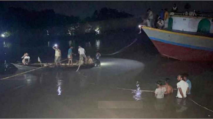 পদ্মায় বাল্কহেডের ধাক্কায় যাত্রীবাহী ট্রলার ডুবি : ৩ মরদেহ উদ্ধার