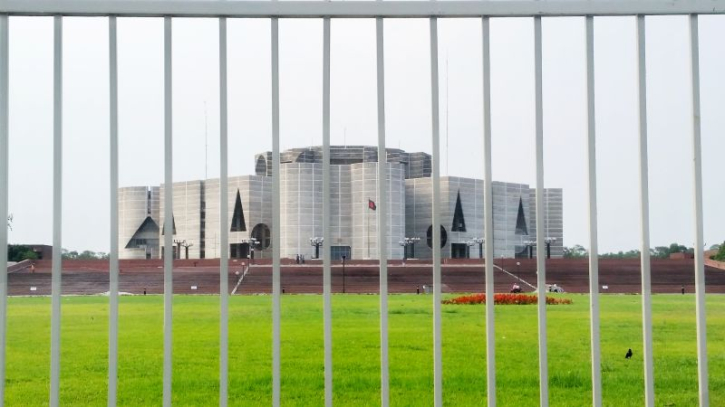 সংসদ ভবনের দক্ষিণ প্লাজায় নতুন মন্ত্রিসভার শপথ