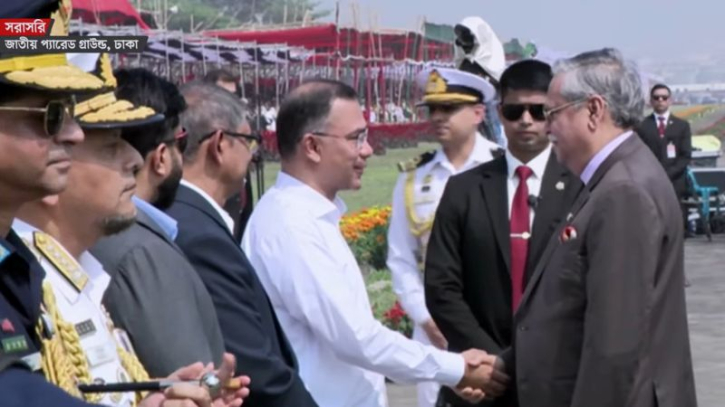 কুচকাওয়াজে যোগ দিলেন রাষ্ট্রপতি-প্রধানমন্ত্রী