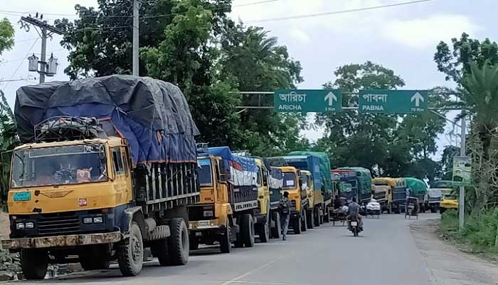 শিমুলিয়া-কাঁঠালবাড়িতে ফেরি চলাচল বন্ধ : পাটুরিয়ায় অতিরিক্ত চাপ