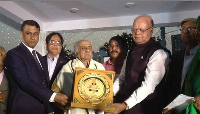 স্বাধীন বাংলার প্রথম জনসভার ছবির কারিগর আব্দুল হামিদকে সম্মাননা স্বাধীন বাংলার প্রথম জনসভার ছবির কারিগর আব্দুল হামিদকে সম্মাননা