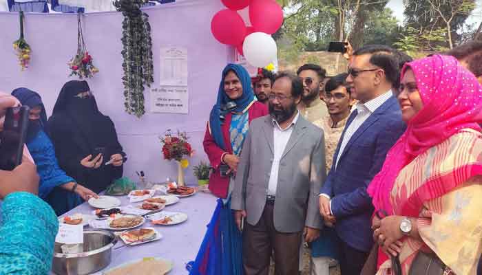 নাসিরাবাদ কলেজে পিঠা উৎসবে দর্শনার্থীর ভিড় নাসিরাবাদ কলেজে পিঠা উৎসবে দর্শনার্থীর ভিড়