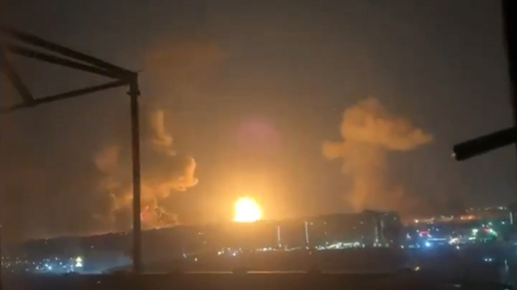 তেহরানের মেহেরবাদ বিমানবন্দরে ভয়াবহ বিস্ফোরণ : জ্বলছে উড়োজাহাজ