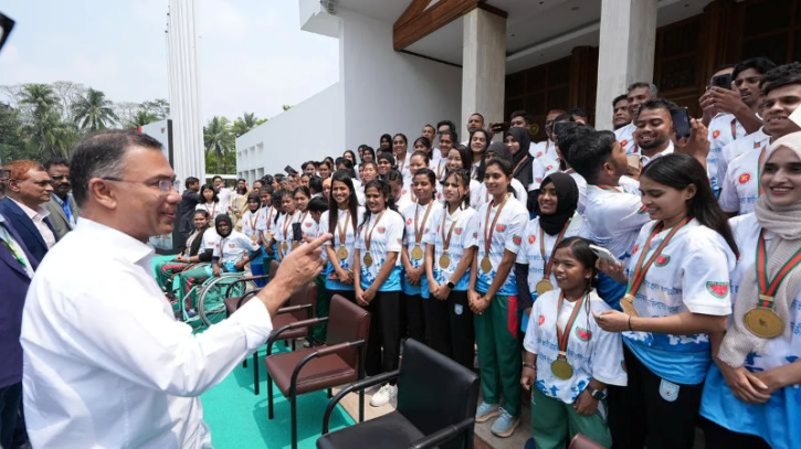 খেলোয়াড় জীবনে রাজনৈতিক দলের সদস্য না হতে প্রধানমন্ত্রীর আহ্বান