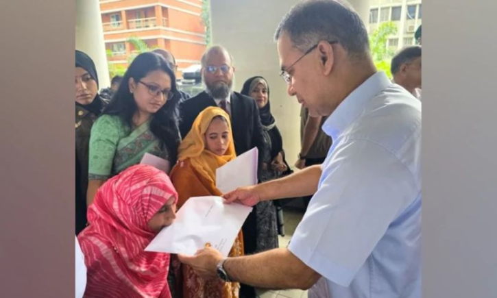 প্রতিবন্ধী তিনজনের হাতে নিয়োগপত্র তুলে দিলেন প্রধানমন্ত্রী