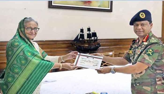 প্রধানমন্ত্রীর কাছে সেনাপ্রধানের ১০ কোটি টাকার চেক হস্তান্তর প্রধানমন্ত্রীর কাছে সেনাপ্রধানের ১০ কোটি টাকার চেক হস্তান্তর