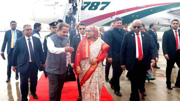 নয়াদিল্লিতে প্রধানমন্ত্রীকে লালগালিচা অভ্যর্থনা নয়াদিল্লিতে প্রধানমন্ত্রীকে লালগালিচা অভ্যর্থনা